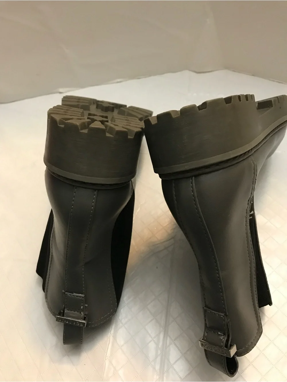Kenneth Cole Reaction Women's Black Chelsea Pull-On Boots Side Size 6 Like New